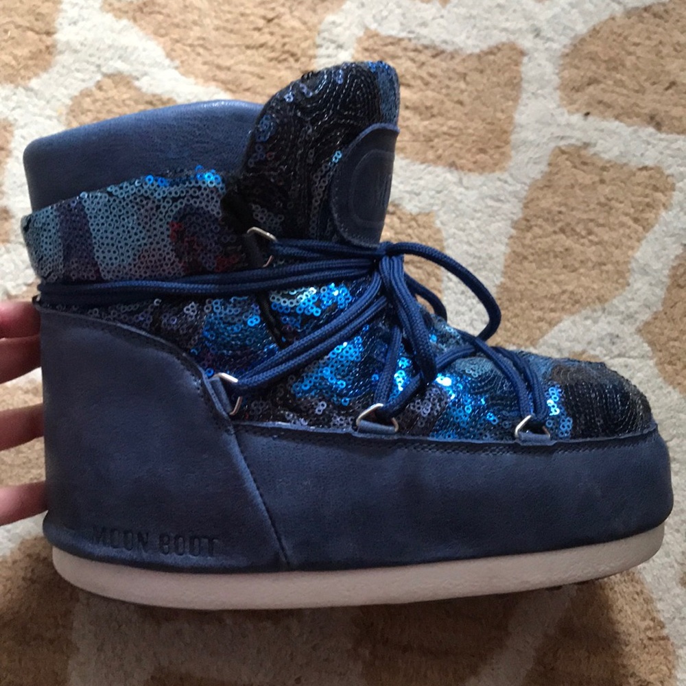 Navy sequined moon boots 🌚